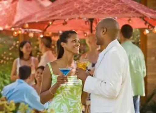 파티에서 유혹하는 커플