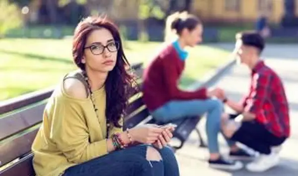 kobieta ignorująca jedną szczęśliwą parę