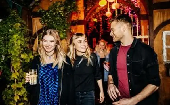 Priatelia si dajú od tanca pauzu