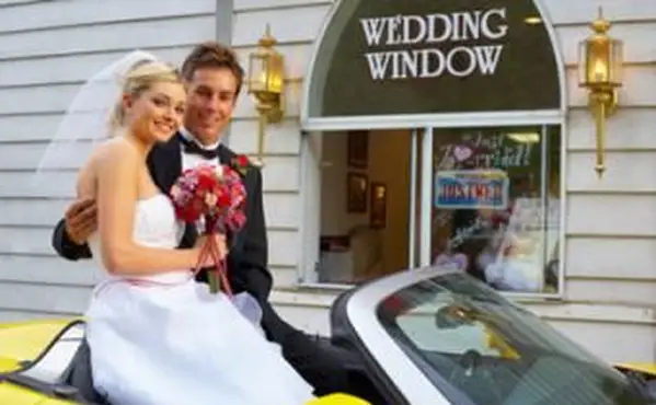 結婚式のウィンドウでカップル