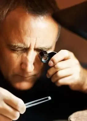 ダイヤモンドを調べる宝石商