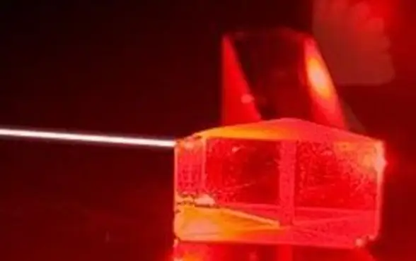 レーザー穴あけ