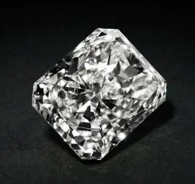 빛나는 컷 다이아몬드; Dreamstime.com의 저작권 Akkaranant