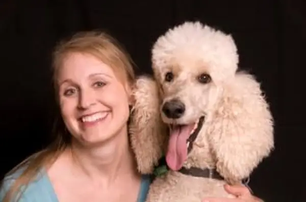 Femme avec son caniche standard