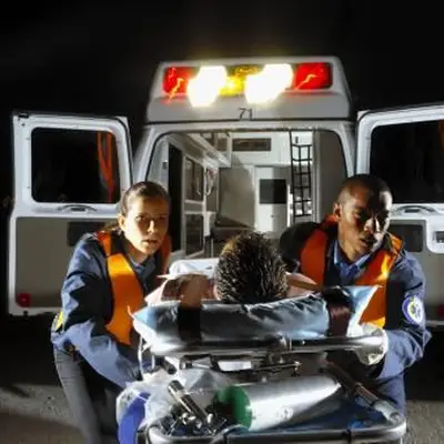 Záchranári vozia pacienta na nosidlách