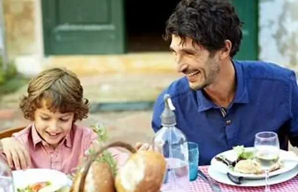 Cena all'aperto di padre e figlio per la celebrazione della vita