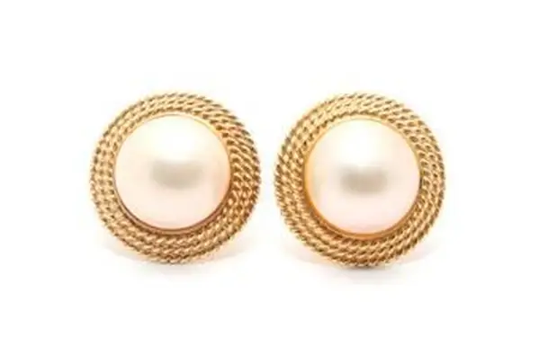 złote kolczyki w kształcie dysków