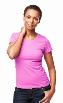 pinkes T-Shirt und dunkle Jeans