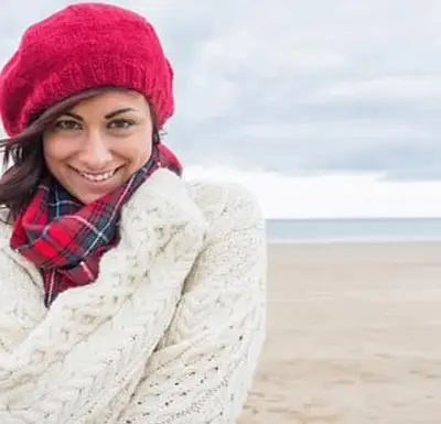 Mulher vestindo um suéter branco de inverno