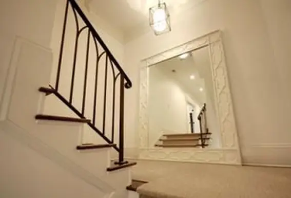 מארז מדרגות מסורתי עם מראה