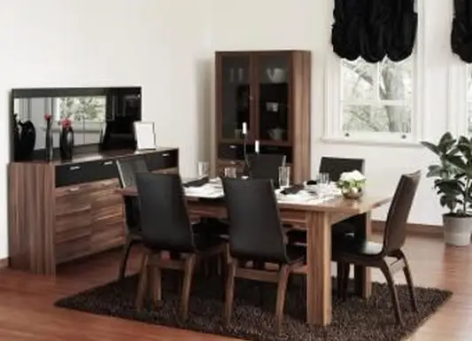 חדר אוכל עם מראה