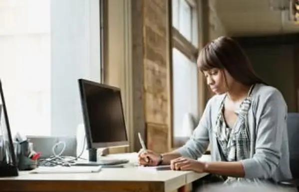 Kobieta pracująca przy biurku