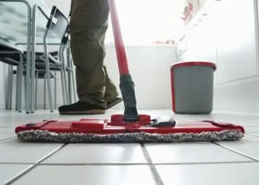 걸레로 주방 타일 청소