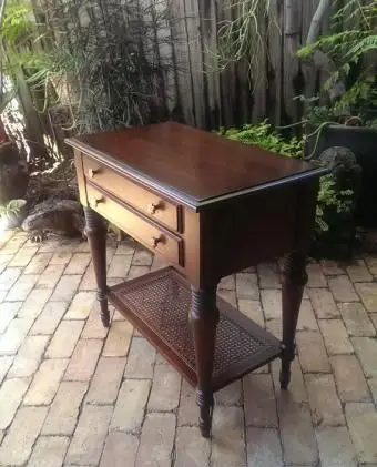 지팡이 선반이있는 Ethan Allen 테이블