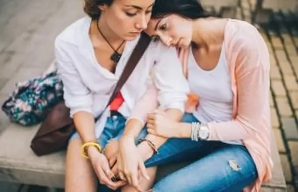 Amiga consolando menina