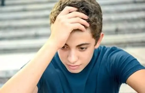 Posando adolescente pensativo