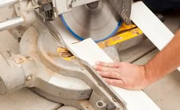 חיתוך תבנית כתר עם מסור מיטר