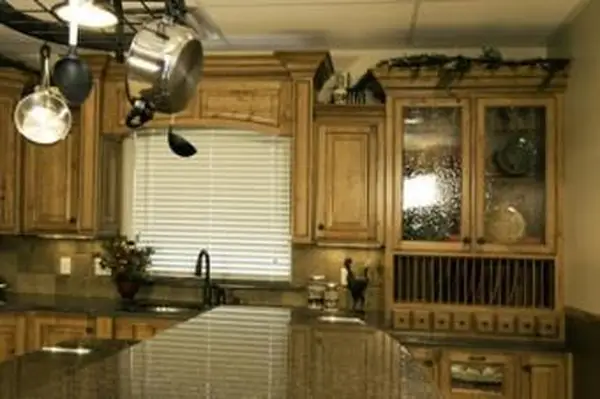 Armários de cozinha de madeira com portas de vidro semeado