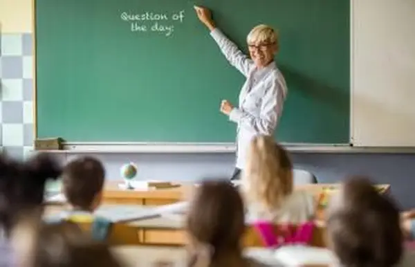 מורה כותב על לוח בבית הספר