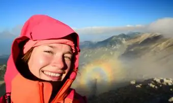 Selfie einer Wanderin mit gebrochenem Schatten des optischen Phänomens
