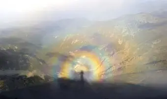 Schatten eines Mannes in einer Regenbogenkugel