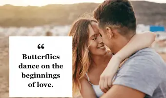 Romantický mladý pár sediaci spolu na piesočnatej pláži