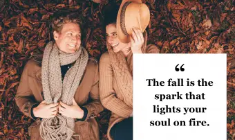 pár ležiaci vedľa seba na jesennom lístí v parku