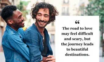 Šťastný muž objímajúci svojho partnera zozadu