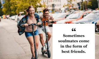 Mladý pár na dovolenke baví