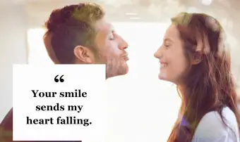 Mladý pár sa chystá pobozkať