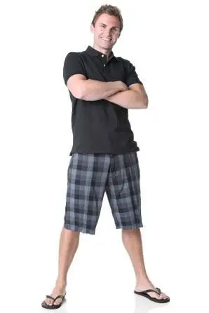 Mężczyzna w czarnej koszulce polo