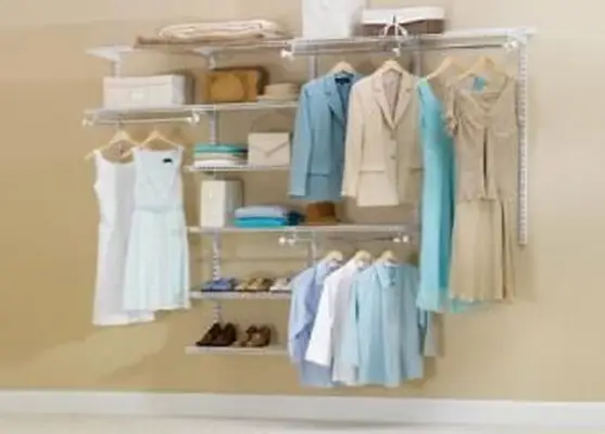 Rubbermaid Kleiderschrank mit verstellbarer Halterung