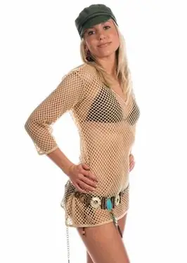 Mulher de biquíni e túnica de malha.