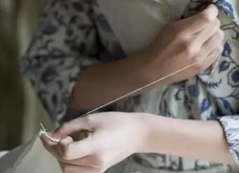 garota colonial costurando