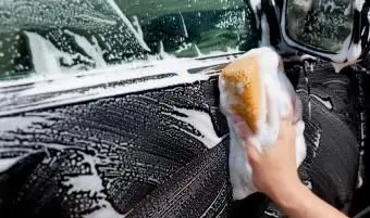 nettoyer l'extérieur de la voiture