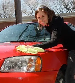 femme lavant la voiture