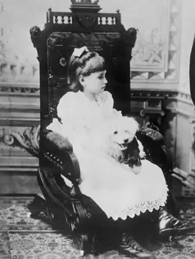 Jeune Helen Keller tenant un caniche