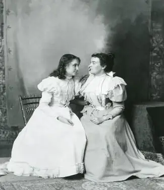 Helen Keller écoute Anne Sullivan