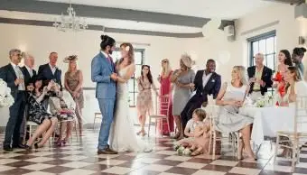 Novomanželský pár tancuje