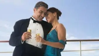 Pár v spoločenských šatách na opekanie