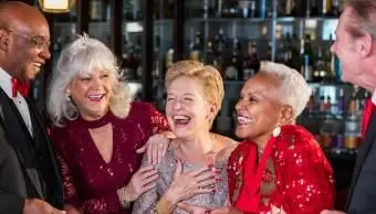 Opekanie seniorov v spoločenských šatách