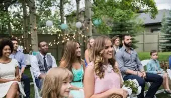 Hostia sediaci na neformálnej svadbe