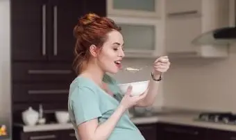 Mujer embarazada comiendo cereal