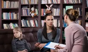 Mamá e hija en sesión de terapia