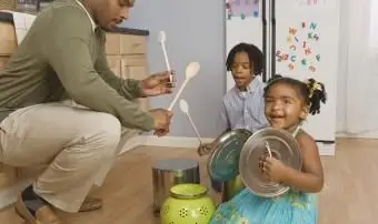 Familie spielt Töpfe und Pfannen wie Schlagzeug
