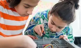 Zwei Kinder, die mit elektronischen Geräten arbeiten