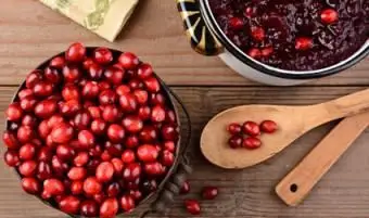 Preiselbeersauce zubereiten