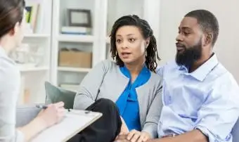 casal em sessão de aconselhamento matrimonial