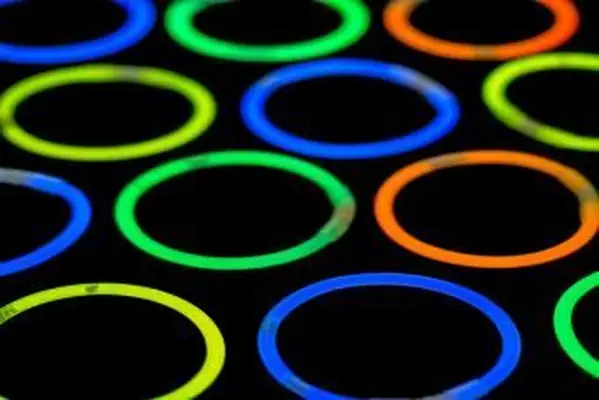 Braccialetti con bastoncini luminosi