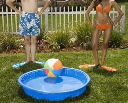 Coppia accanto alla piscina per bambini